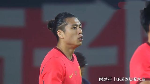 郑钦文逆转萨卡里终结连败，心态蜕变守住草地首胜