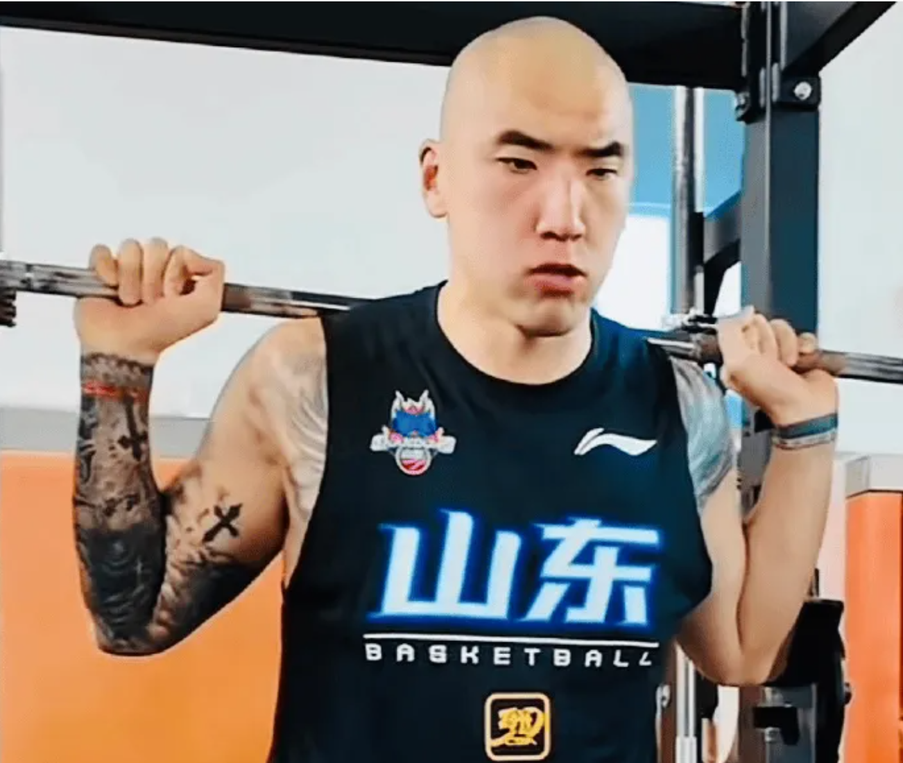饿了？拉门斯被拍到在比利时替补席啃苹果