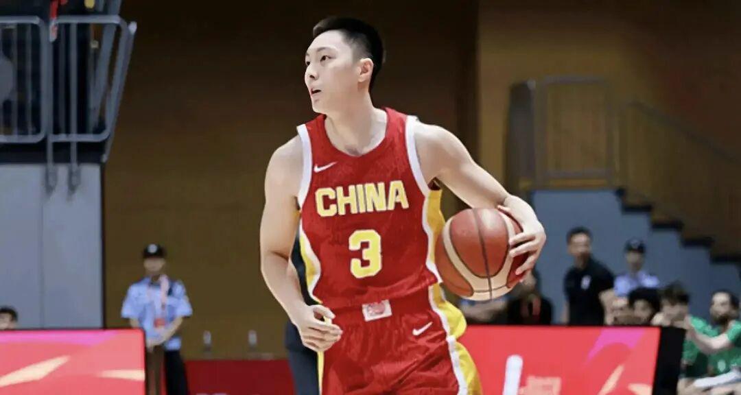 饿了？拉门斯被拍到在比利时替补席啃苹果