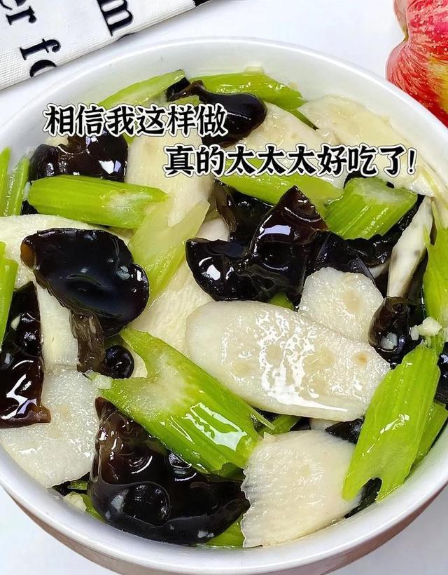 饿了?拉门斯被拍到在比利时替补席啃苹果