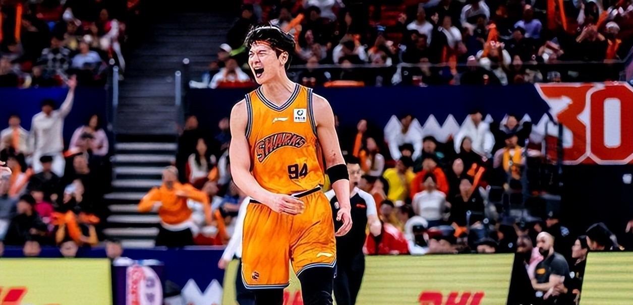 NBA球员齐聚青训营:朗多传授球商,欧文膝伤后首秀状态良好