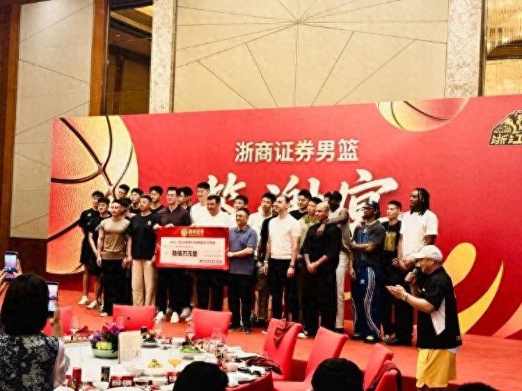 尼克斯距破53年冠军荒仅差一胜