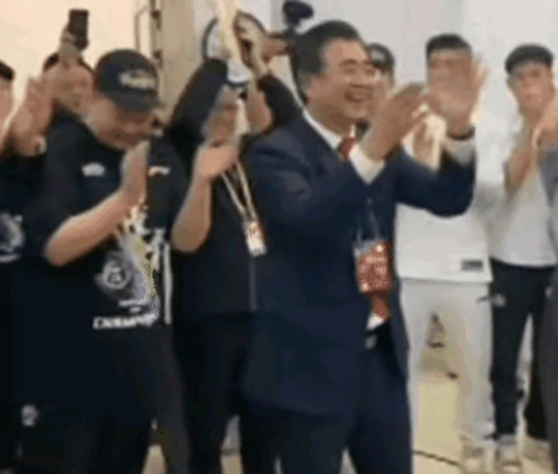 米奇:福克斯明天比赛最后时刻依然会拿球 并且我对他充满信心