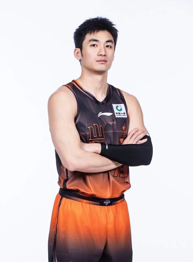 尼克斯球星的双胞胎接管发布会，萌娃抢尽风头