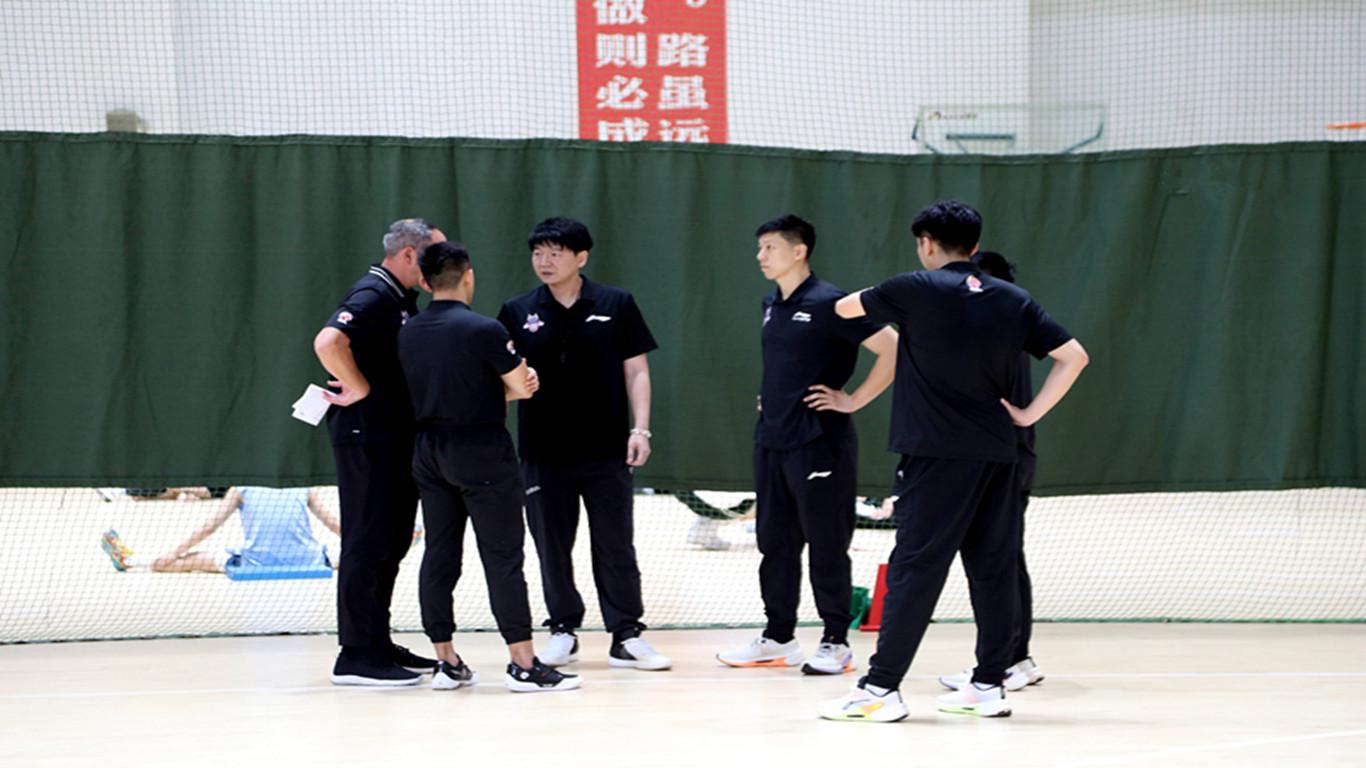 湖人盯上前勇士1.47亿冠军前锋？