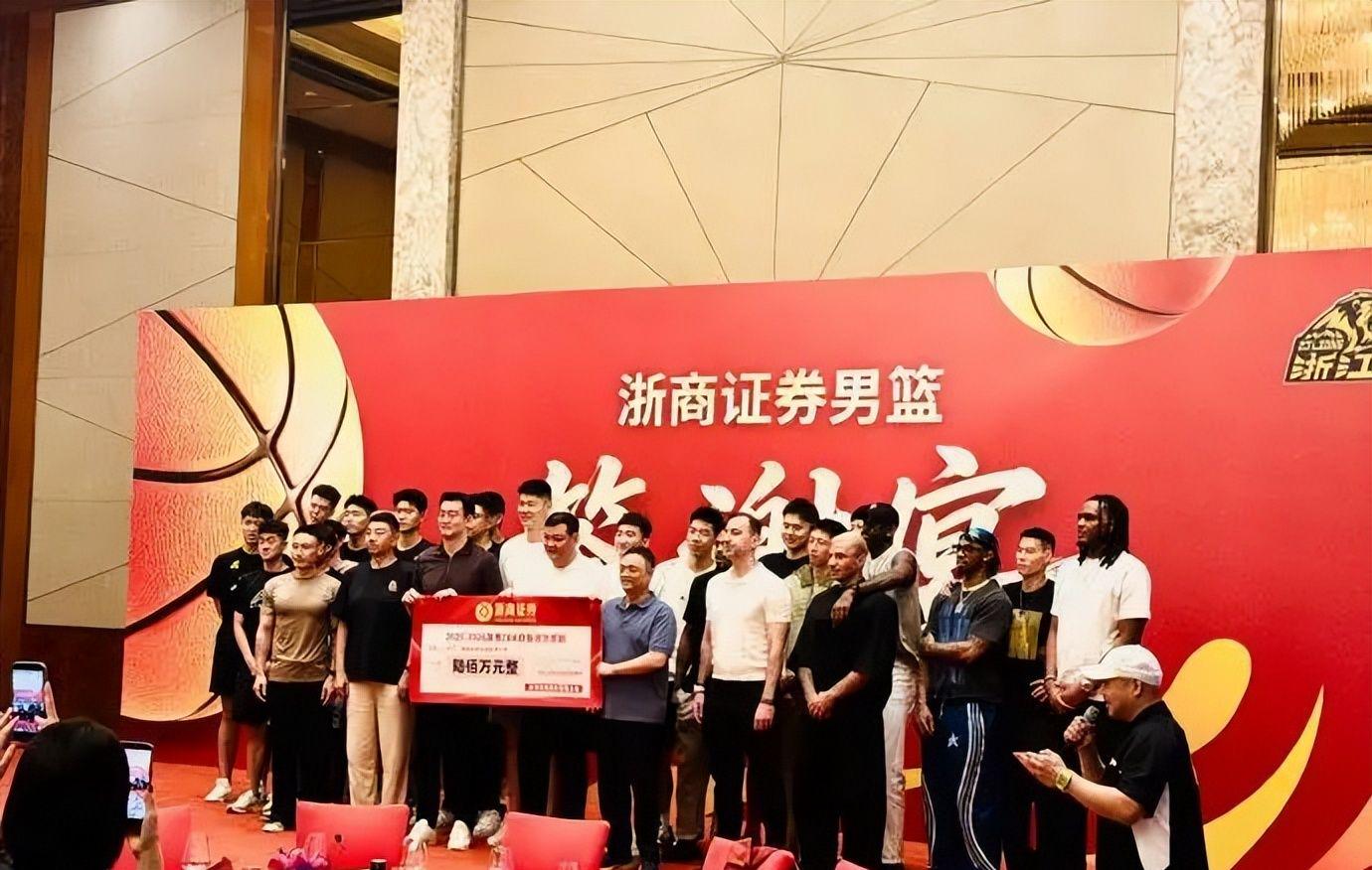 尼克斯3比1马刺，今夜冲首冠超越90年代