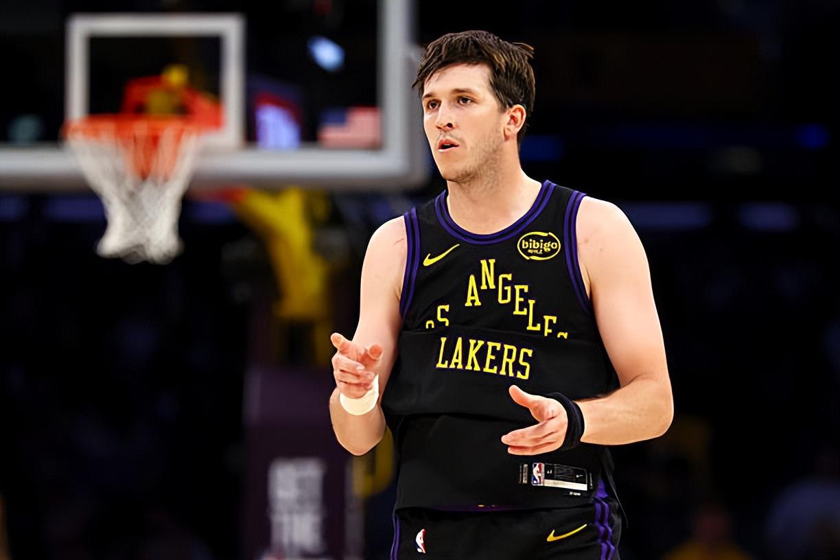 NBA官方晒总冠军定妆照:尼克斯17人出镜 索汉和杰米森没拍上?