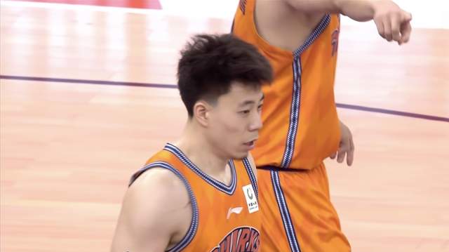 下滑得有点那快，卡塞米罗3次被过全场最高+5次丢失球权