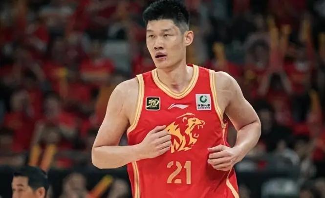 饿了？拉门斯被拍到在比利时替补席啃苹果