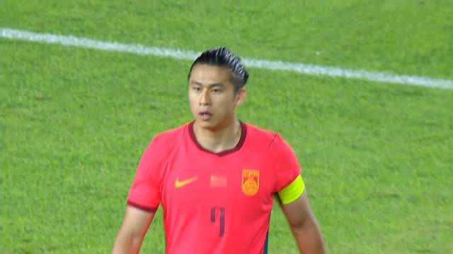 詹俊也犯了巨大巨大失误！将美国歌手误认为是小罗：实在是太像了