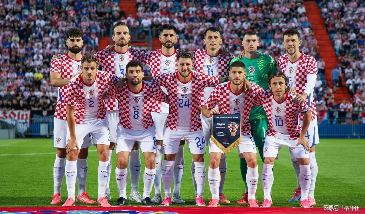 世体：世界杯18决赛西葡战，巴萨体育总监德科现场观战